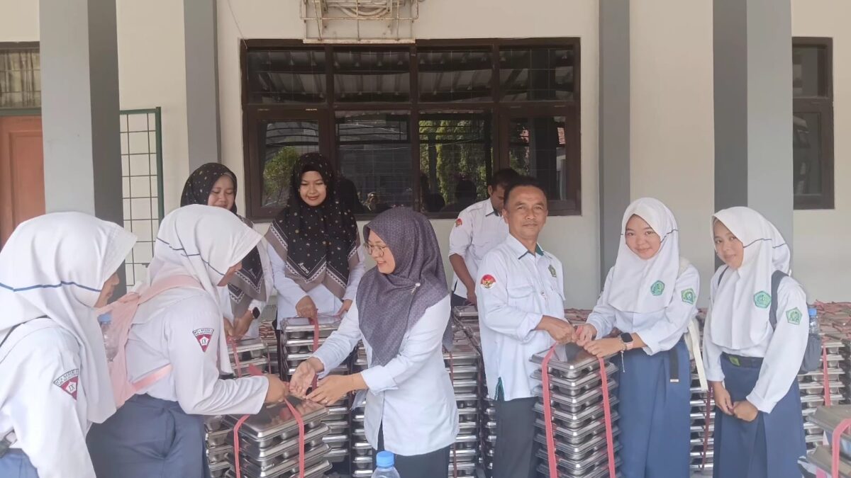 Dukung Konsentrasi Belajar dan Kesehatan Siswa, MAN 1 Majalengka Distribusikan 1.255 Porsi Makan Bergizi Gratis
