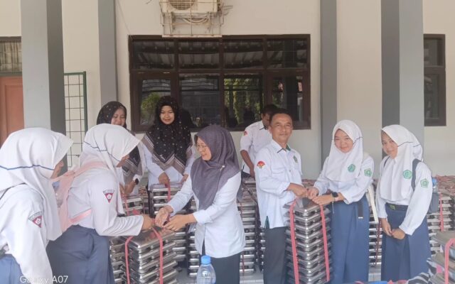 Dukung Konsentrasi Belajar dan Kesehatan Siswa, MAN 1 Majalengka Distribusikan 1.255 Porsi Makan Bergizi Gratis