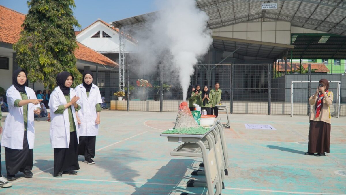 Demo Sains “Asap Gunung Merapi” KIR MAN 1 Majalengka Sukses Bakar Semangat Murid Baru di MATAMUDA 2026
