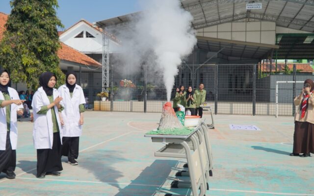Demo Sains “Asap Gunung Merapi” KIR MAN 1 Majalengka Sukses Bakar Semangat Murid Baru di MATAMUDA 2026