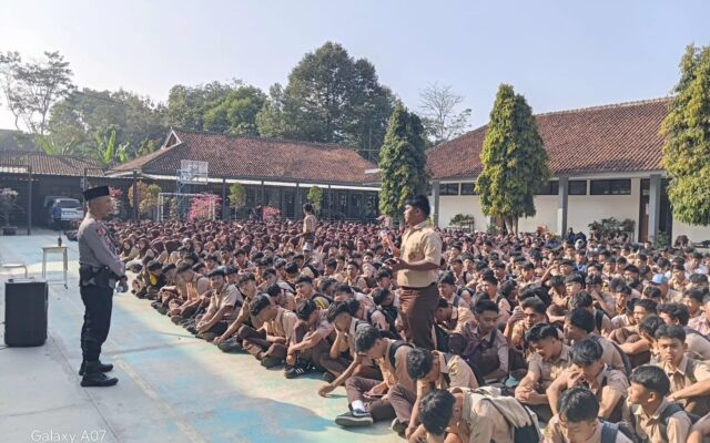 Tanamkan Disiplin dan Cinta Madrasah, Kapolsek Talaga Sapa Siswa Baru MAN 1 Majalengka