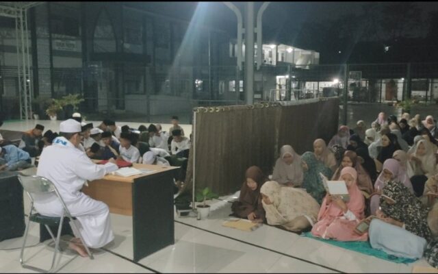 Perdalam Fikih Ibadah, Santri Boarding School MAN 1 Majalengka Ikuti Kajian Kitab Kuning