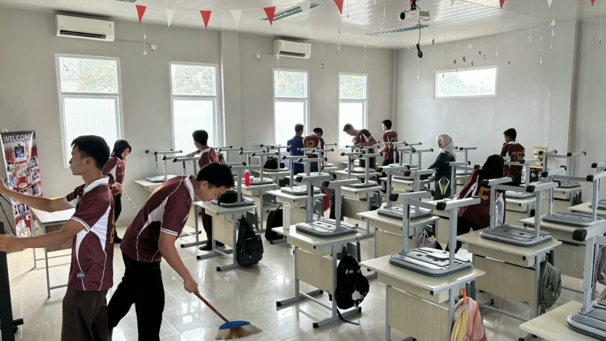 Jaga Kebersihan Lingkungan Belajar, Siswa MAN 1 Majalengka Gelar Jumat Bersih