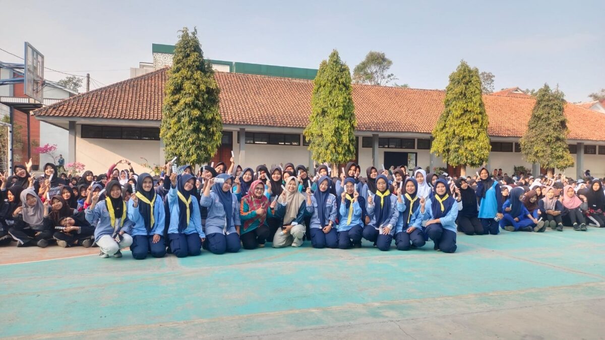 Cegah Anemia, PMR Wira MAN 1 Majalengka Bagikan Tablet Tambah Darah
