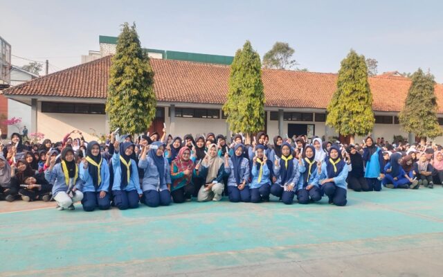 Cegah Anemia, PMR Wira MAN 1 Majalengka Bagikan Tablet Tambah Darah