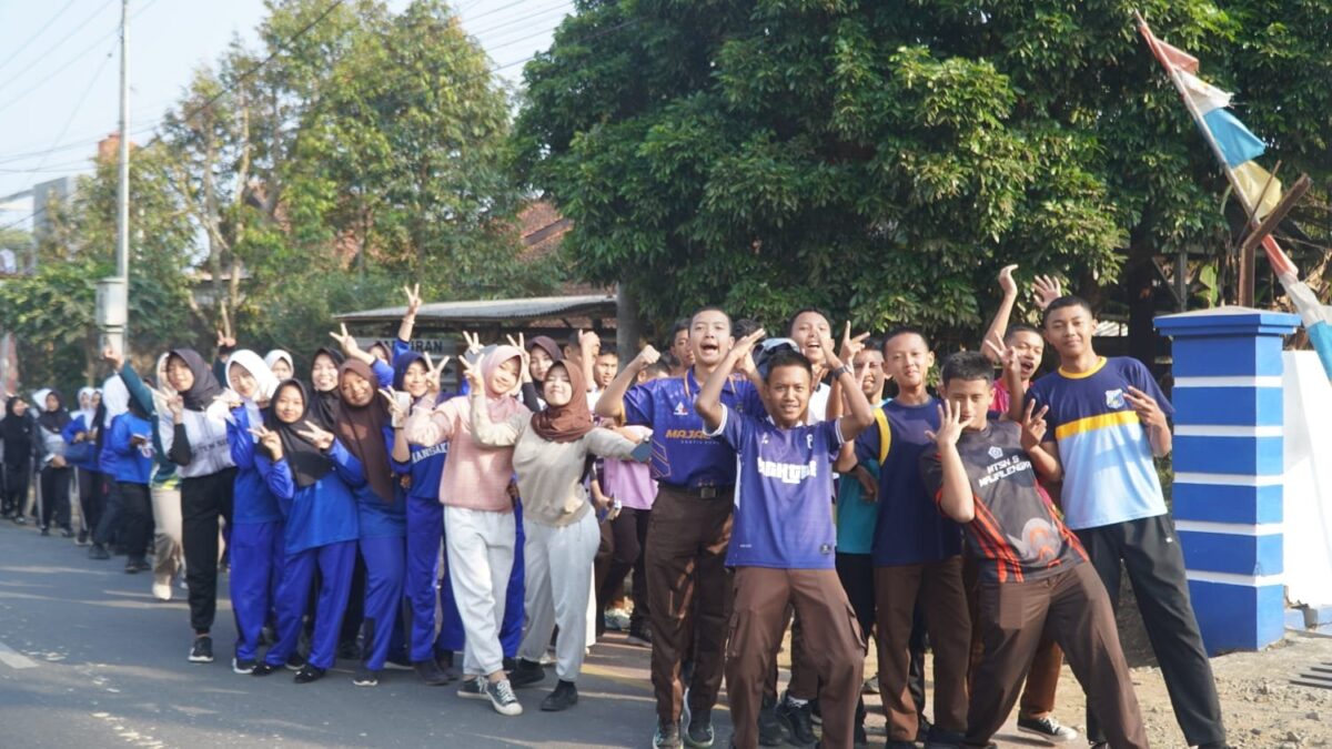 Semarakkan Jumat Sehat, Warga MAN 1 Majalengka Gelar Kegiatan Jalan Santai