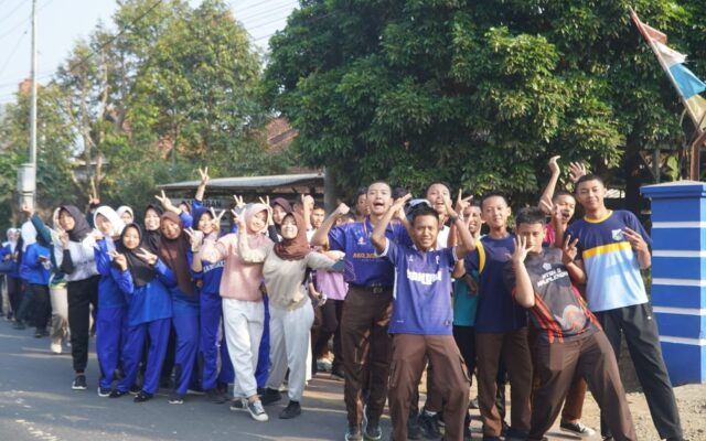 Semarakkan Jumat Sehat, Warga MAN 1 Majalengka Gelar Kegiatan Jalan Santai