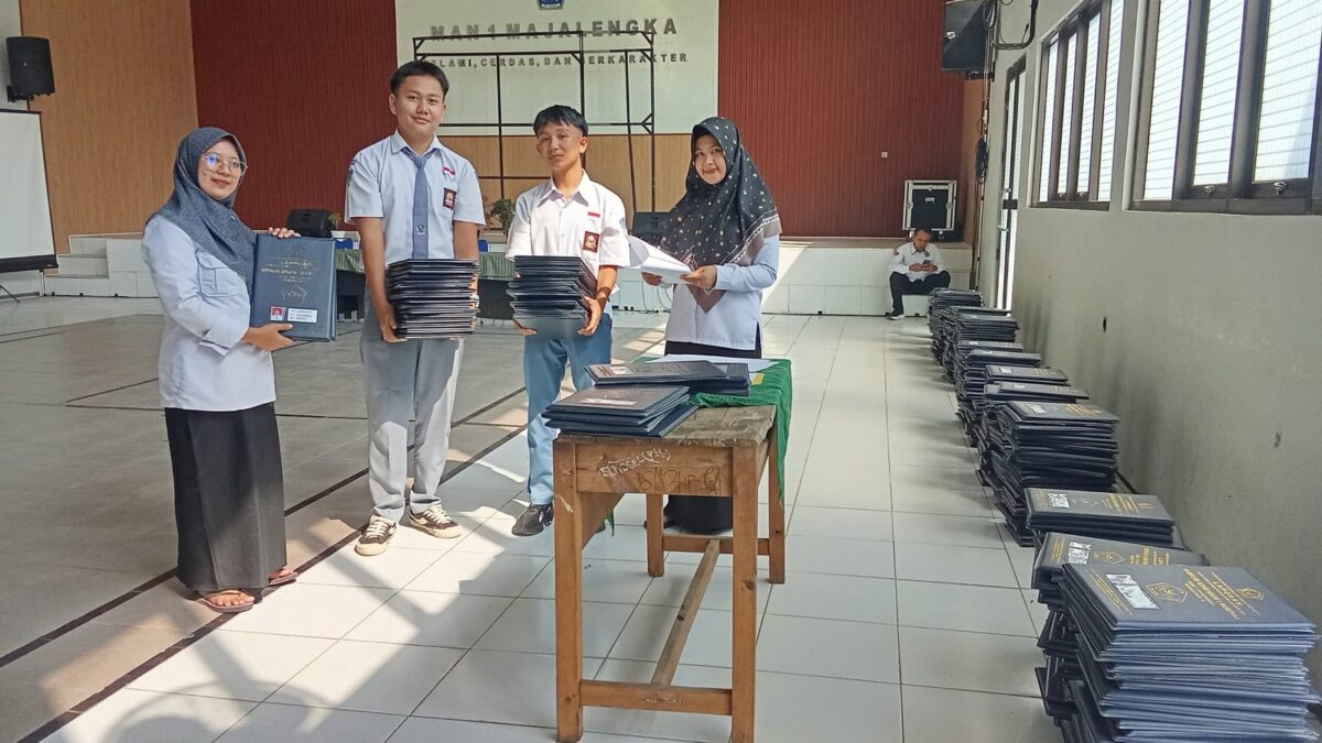 MAN 1 Majalengka Distribusikan Buku Laporan Hasil Belajar (Rapor) Kelas XI dan XII