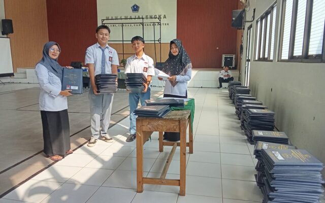 MAN 1 Majalengka Distribusikan Buku Laporan Hasil Belajar (Rapor) Kelas XI dan XII