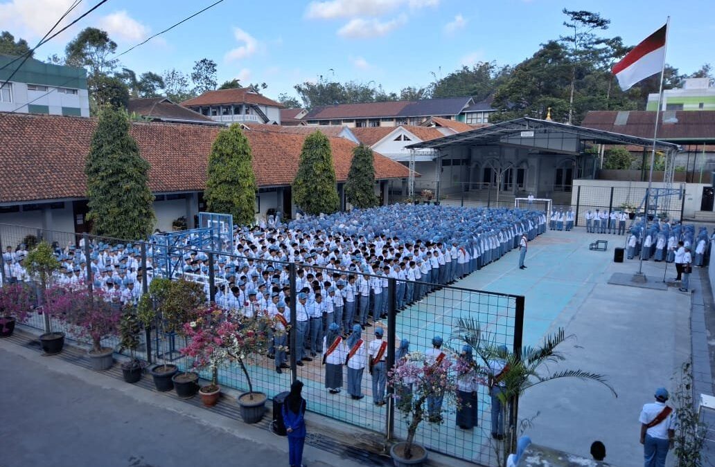 Plt. Kepala MAN 1 Majalengka Tekankan Disiplin dan Penguatan Karakter Saat Upacara Senin