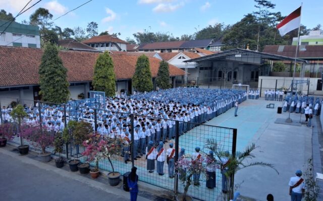 Plt. Kepala MAN 1 Majalengka Tekankan Disiplin dan Penguatan Karakter Saat Upacara Senin
