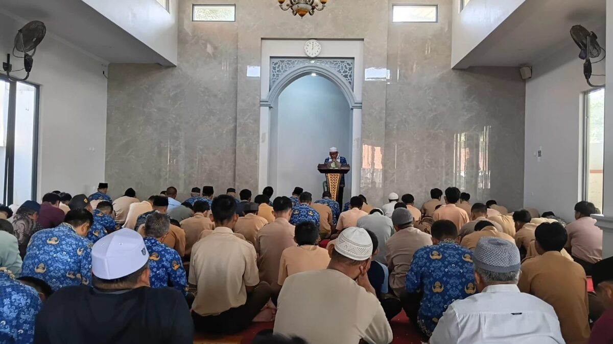 Jamaah Padati Masjid MAN 1 Majalengka, Khutbah Angkat Kesederhanaan di Era Digital