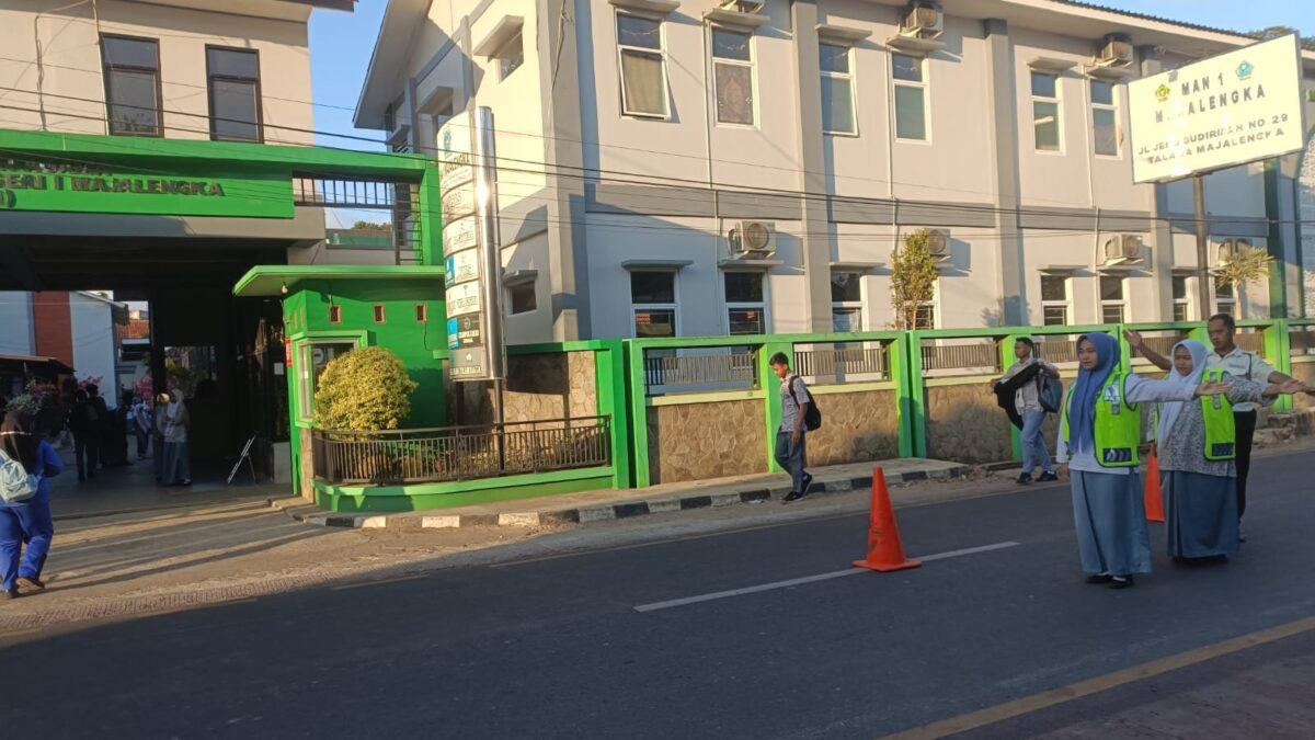 Giat Rutin Gatur Lantas, PKS MAN 1 Majalengka Tertibkan Arus Lalu Lintas Pagi