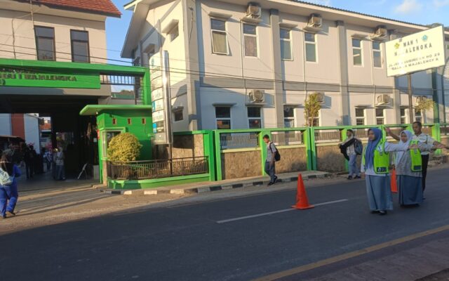 Giat Rutin Gatur Lantas, PKS MAN 1 Majalengka Tertibkan Arus Lalu Lintas Pagi