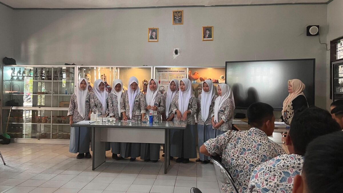 Demonstrasi Kimia Tingkatkan Pemahaman Siswa MAN 1 Majalengka