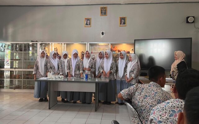 Demonstrasi Kimia Tingkatkan Pemahaman Siswa MAN 1 Majalengka