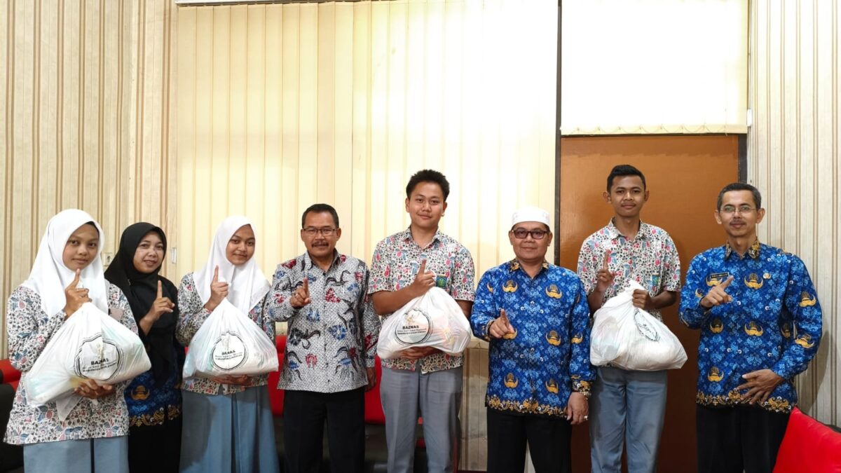BAZNAS Salurkan Santunan Anak Yatim Melalui UPZ MAN 1 Majalengka