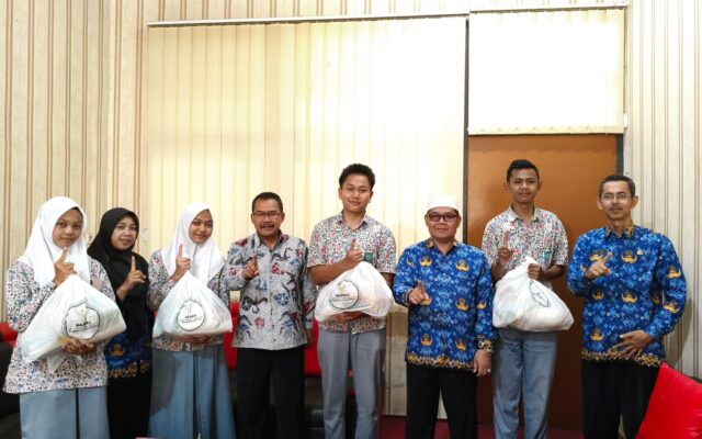 BAZNAS Salurkan Santunan Anak Yatim Melalui UPZ MAN 1 Majalengka