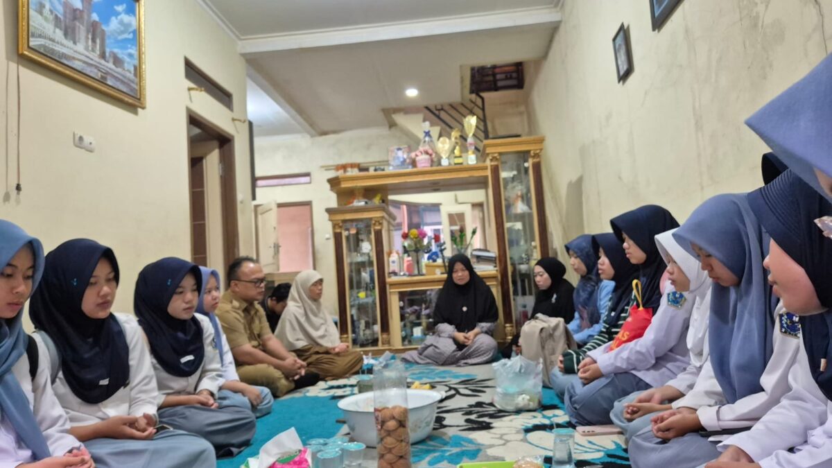 Wujud Kepedulian dan Penguatan Kebersamaan, MAN 1 Majalengka Takziah ke Kediaman Siswa