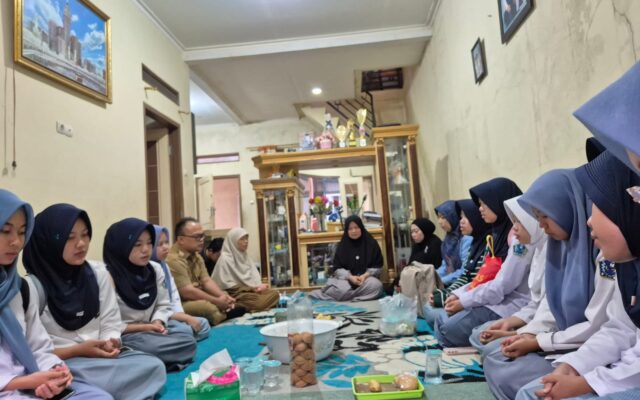 Wujud Kepedulian dan Penguatan Kebersamaan, MAN 1 Majalengka Takziah ke Kediaman Siswa