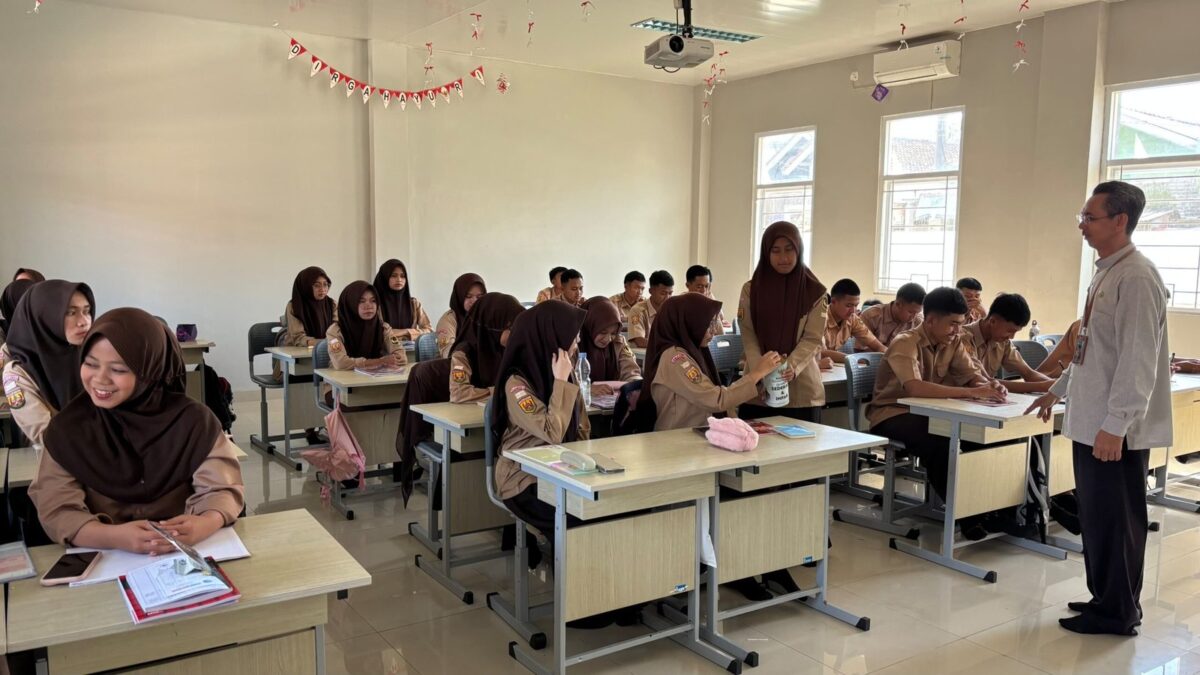 Sukseskan Gerakan SIGAP, MAN 1 Majalengka Rutin Laksanakan Infak Kelas Setiap Hari Jumat 