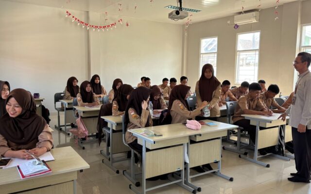 Sukseskan Gerakan SIGAP, MAN 1 Majalengka Rutin Laksanakan Infak Kelas Setiap Hari Jumat 