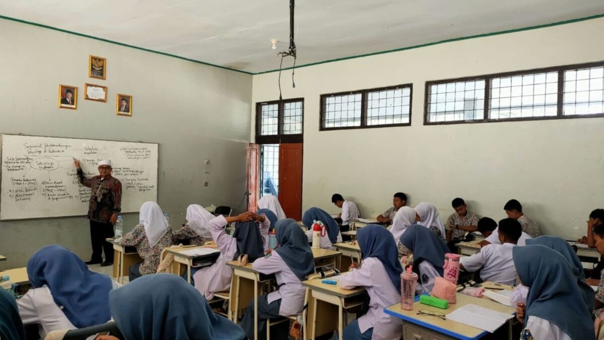 Tingkatkan Keterampilan Bahasa Arab, Siswa Belajar Menulis Teks Deskriptif dan Tanamkan Kejujuran