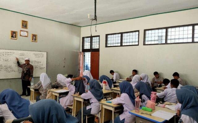 Tingkatkan Keterampilan Bahasa Arab, Siswa Belajar Menulis Teks Deskriptif dan Tanamkan Kejujuran