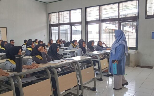 Tingkatkan Kepedulian Kesehatan, 30 Anggota PMR MAN 1 Majalengka Ikuti Diklat Ekstrakurikuler