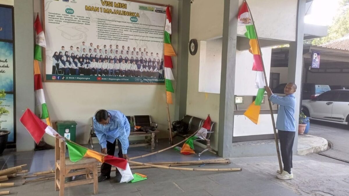 Sambut HUT ke-81 RI, Caraka MAN 1 Majalengka Siapkan Pemasangan Umbul-Umbul