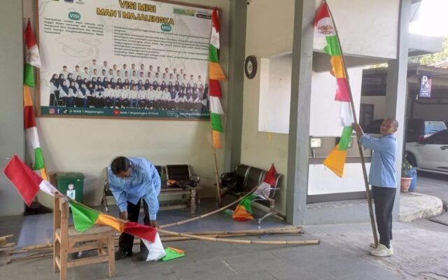 Sambut HUT ke-81 RI, Caraka MAN 1 Majalengka Siapkan Pemasangan Umbul-Umbul