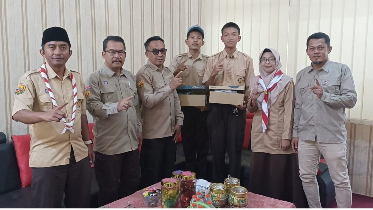 MAN 1 Majalengka Berikan Reward Kepada Dua Siswa Berprestasi Cabang Bola Voli
