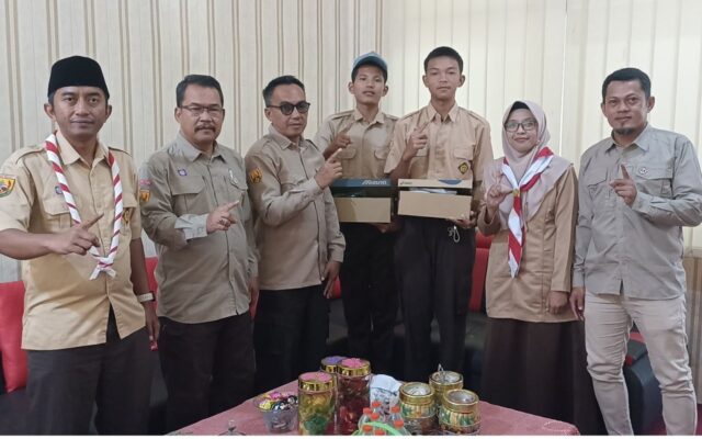 MAN 1 Majalengka Berikan Reward Kepada Dua Siswa Berprestasi Cabang Bola Voli