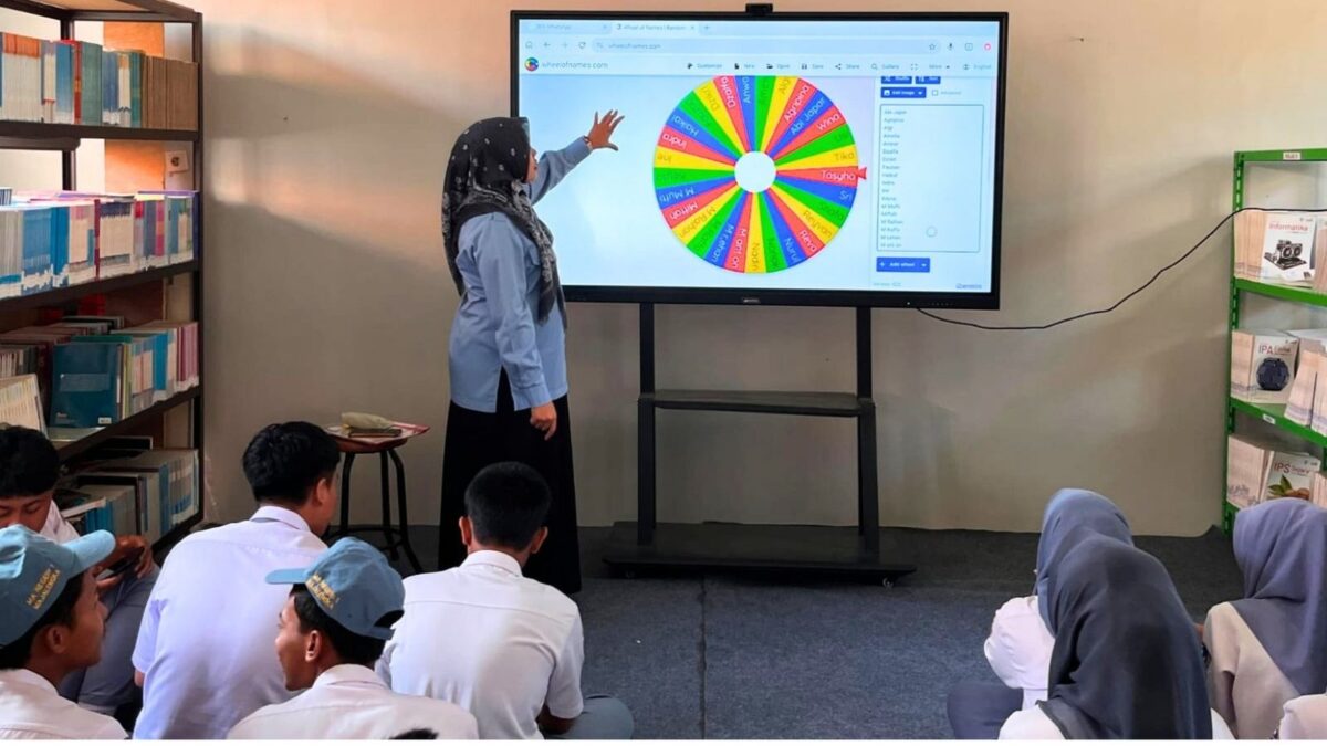 Integrasi AI dalam Pembelajaran Bahasa Indonesia, Siswa MAN 1 Majalengka Kembangkan Infografis Diri