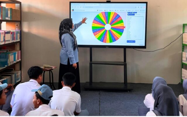 Integrasi AI dalam Pembelajaran Bahasa Indonesia, Siswa MAN 1 Majalengka Kembangkan Infografis Diri