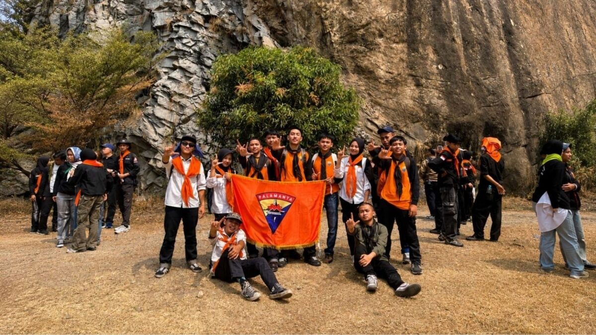 Peringati HUT ke-81 RI, Palamanta MAN 1 Majalengka Kibarkan Merah Putih di Gunung Tilu