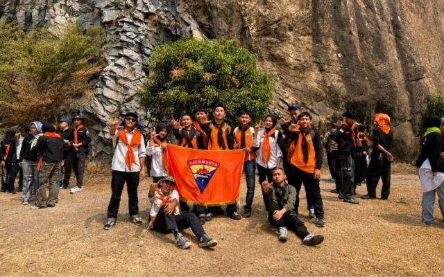 Peringati HUT ke-81 RI, Palamanta MAN 1 Majalengka Kibarkan Merah Putih di Gunung Tilu