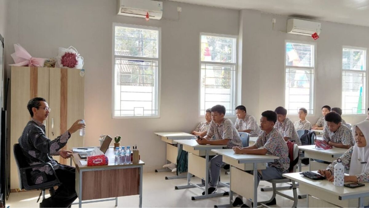Dukung Kenyamanan Belajar, Guru Fikih Apresiasi Inovasi Fasilitas Air Minum di Kelas XII.8