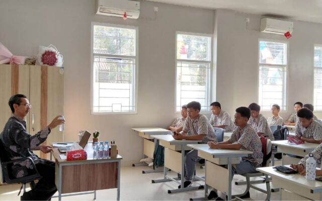 Dukung Kenyamanan Belajar, Guru Fikih Apresiasi Inovasi Fasilitas Air Minum di Kelas XII.8