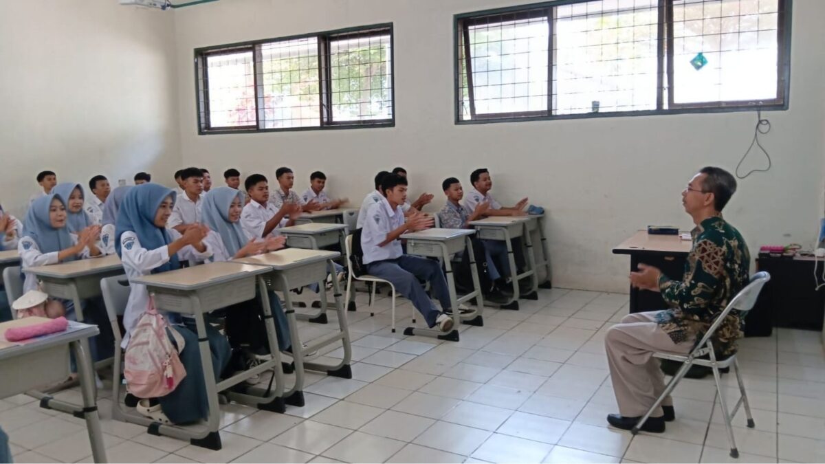 Tingkatkan Semangat Belajar Siswa, Guru Fikih MAN 1 Majalengka Terapkan Ice Breaking Tepuk Filipin