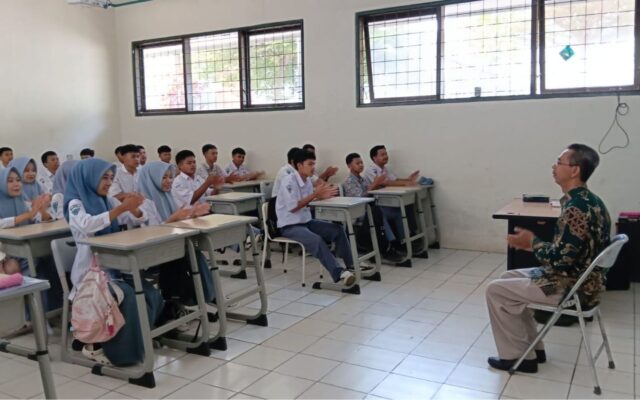 Tingkatkan Semangat Belajar Siswa, Guru Fikih MAN 1 Majalengka Terapkan Ice Breaking Tepuk Filipin