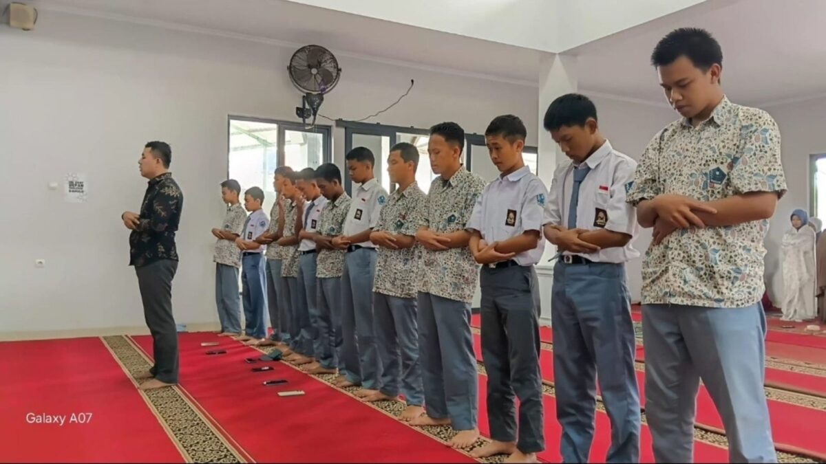Bangun Karakter Religius, Wali Kelas XI-10 MAN 1 Majalengka Giatkan Shalat Berjamaah