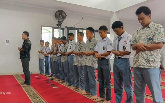 Bangun Karakter Religius, Wali Kelas XI-10 MAN 1 Majalengka Giatkan Shalat Berjamaah