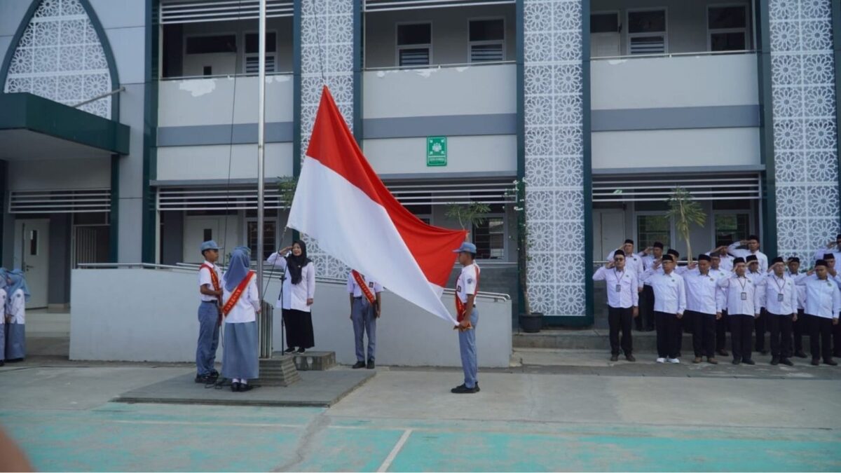 Lancar dan Khidmat, Tiga Siswa XII-4 MAN 1 Majalengka Tuntas Kibarkan Merah Putih