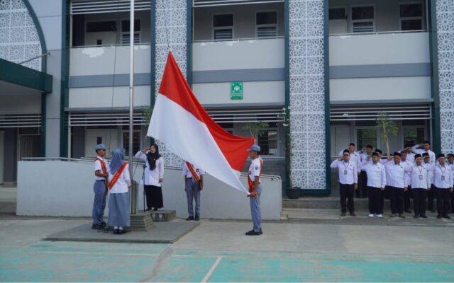 Lancar dan Khidmat, Tiga Siswa XII-4 MAN 1 Majalengka Tuntas Kibarkan Merah Putih