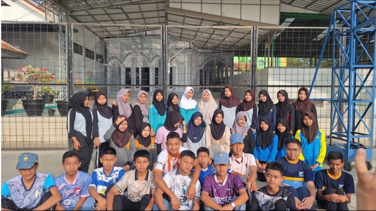 Pererat Kekompakan, Siswa X-9 MAN 1 Majalengka Semarakkan Jalan Santai HUT Ke-81 RI