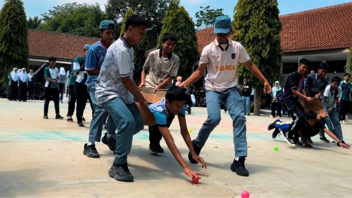 Memeriahkan HUT Ke-81 RI, Siswa X-9 MAN 1 Majalengka Seru Ikuti Lomba Mengumpulkan Bola