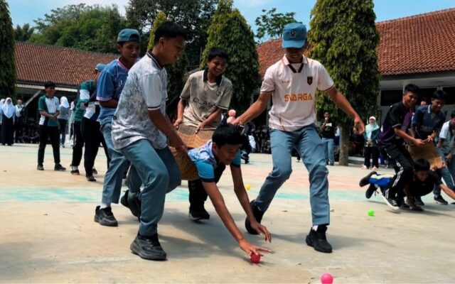 Memeriahkan HUT Ke-81 RI, Siswa X-9 MAN 1 Majalengka Seru Ikuti Lomba Mengumpulkan Bola