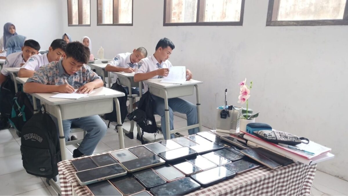 Gawai Disimpan, Otak Dimaksimalkan: Pembelajaran Bahasa Indonesia di MAN 1 Majalengka Fokus Berpikir Kritis