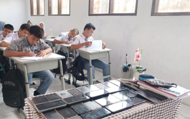 Gawai Disimpan, Otak Dimaksimalkan: Pembelajaran Bahasa Indonesia di MAN 1 Majalengka Fokus Berpikir Kritis